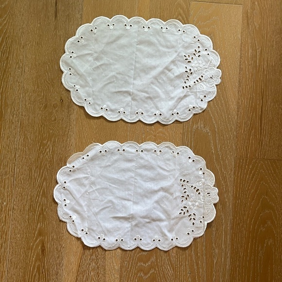 Elegant White Lace Placemats - Picture 6 of 11